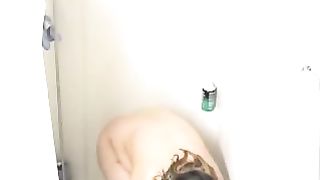 La mamma del mio amico ripresa di nascosto mentre fa la doccia