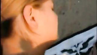 Pompino sulla spiaggia da amica bionda