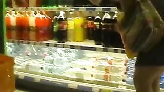 Lei va senza mutande e reggiseno al supermercato