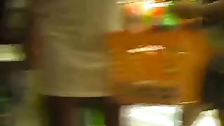 Lei va senza mutande e reggiseno al supermercato