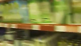 Lei va senza mutande e reggiseno al supermercato