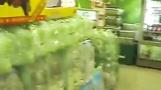 Lei va senza mutande e reggiseno al supermercato