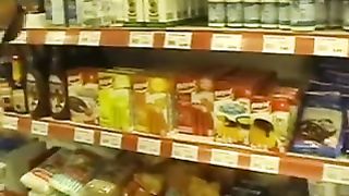 Lei va senza mutande e reggiseno al supermercato