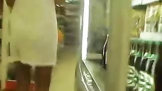 Lei va senza mutande e reggiseno al supermercato