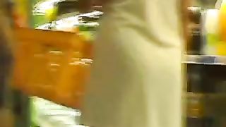 Lei va senza mutande e reggiseno al supermercato