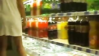 Lei va senza mutande e reggiseno al supermercato