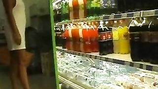 Lei va senza mutande e reggiseno al supermercato