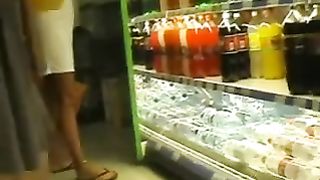 Lei va senza mutande e reggiseno al supermercato