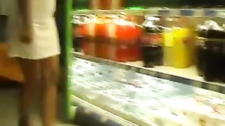 Lei va senza mutande e reggiseno al supermercato