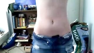 Sfacciata puttana mostra in cam il suo culo in perizoma