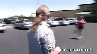 Bionda cicciona rimorchiata in un parcheggio