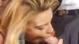 Sfacciata sgualdrina scopata brutalmente in orgia