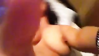 Dolce procace ragazza mentre registra se stessa in cam