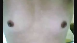 Puttana thailandese in cam mostra la figa dalla pelle scura