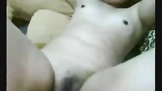 Puttana thailandese in cam mostra la figa dalla pelle scura