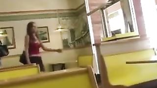 Fidanzata giocherellona fa intravedere tette e figa in metro