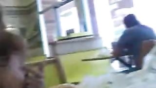 Fidanzata giocherellona fa intravedere tette e figa in metro