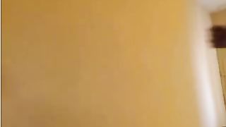 Calda bruna con grandi seni in webcam