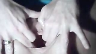 Moglie matura si infila un pugno nella fica