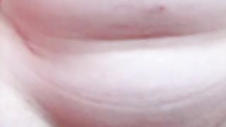 Sega con la mano e la figa aperta