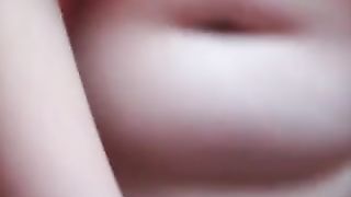 Sega con la mano e la figa aperta