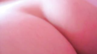 Sega con la mano e la figa aperta