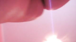 Sega con la mano e la figa aperta