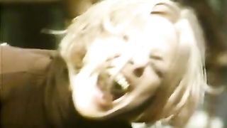 Seducente milf bionda geme scopata da dietro