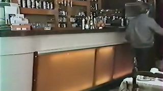 Tre uomini eccitati in uno strip club