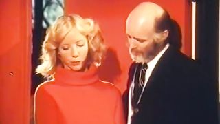 Anteprima del video: Milf bionda scopa un bell'uomo in camera da letto