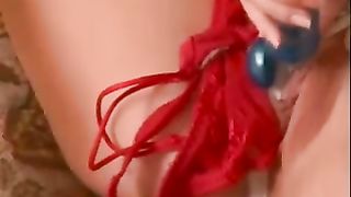 Bella ragazza bionda si esplora con la mano sotto le mutandine