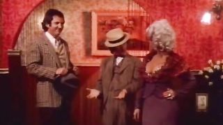 Splendida ragazza bruna sbattuta nel manicotto succoso