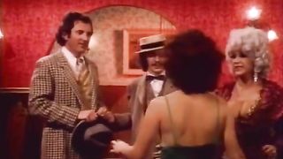 Splendida ragazza bruna sbattuta nel manicotto succoso