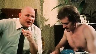 Rossa in lingerie cavalca cazzo duro