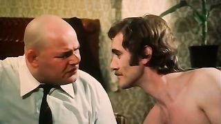 Rossa in lingerie cavalca cazzo duro