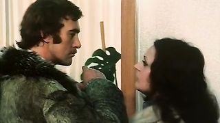 Rossa in lingerie cavalca cazzo duro