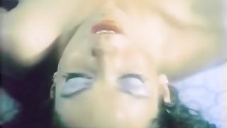 Libidinosa chica bruna scopata in piscina