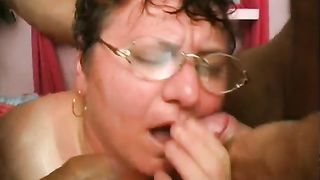 Grassa donna matura scopa due stalloni