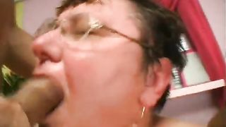 Grassa donna matura scopa due stalloni