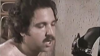 Triangolo sessuale con bruna e trans tettona