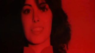 Bruna sfacciata mostra le sue tettone a uomini diversi