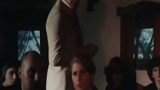 Bruna sfacciata mostra le sue tettone a uomini diversi