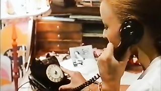 Amiche lesbiche giocano con un dildo