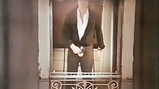 Amiche lesbiche giocano con un dildo