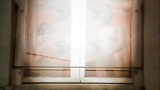 Amiche lesbiche giocano con un dildo