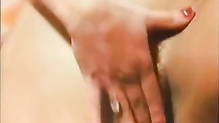 Amiche lesbiche giocano con un dildo