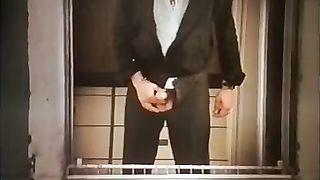 Amiche lesbiche giocano con un dildo