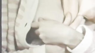 Calda bruna si masturba la fica estremamente pelosa