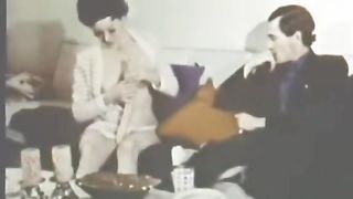 Calda bruna si masturba la fica estremamente pelosa