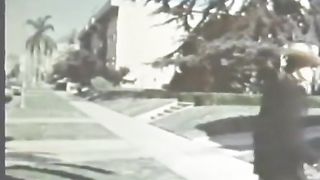 Calda bruna si masturba la fica estremamente pelosa